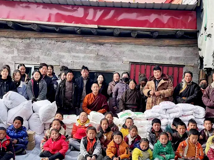 Donating unused clothing to people in tibetan areas